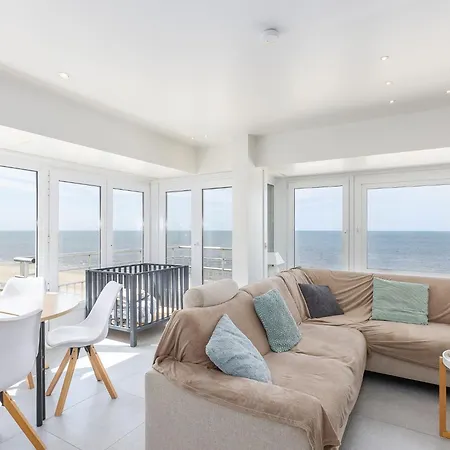 Bright With Frontal Sea View דירה