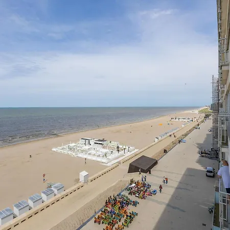 Bright With Frontal Sea View מידלקרק